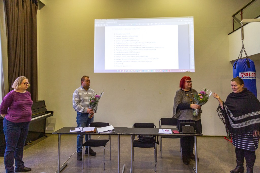 Kiitos puheiden aika. Henkilöt vasemmalta lukien. Hanna Ruokoniemi, Ari Gustafsson, Anne-Maija Laukas, Sirkka Kaksonen. Kuva: Jukka Kosonen