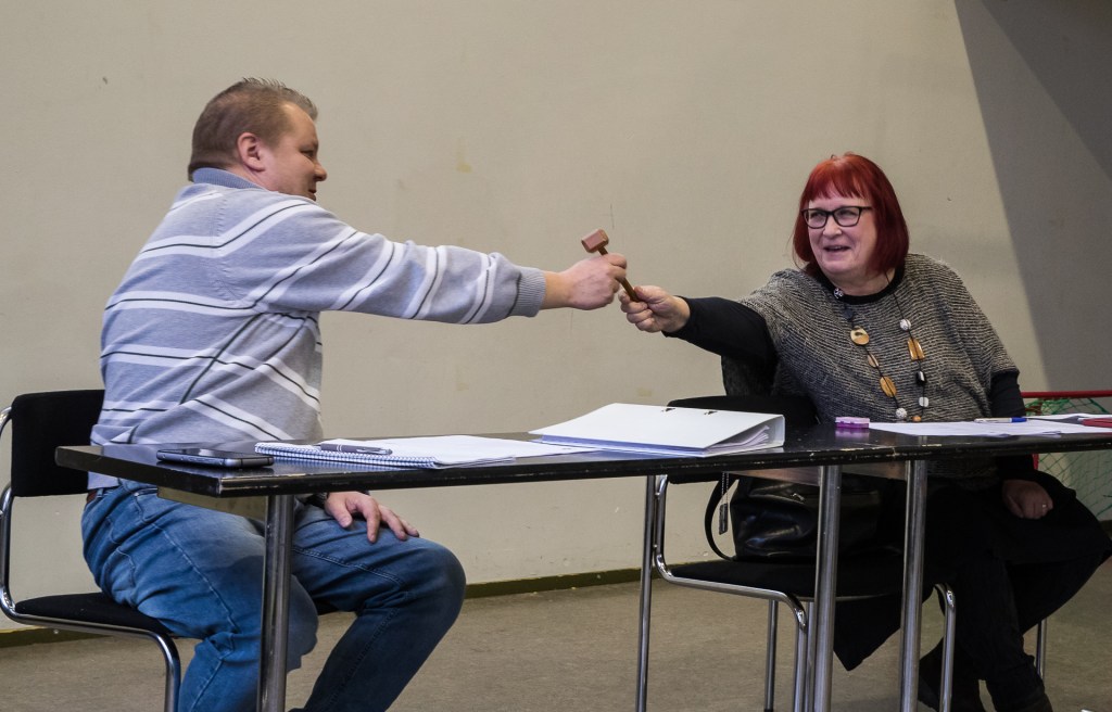 Puheenjohtajan nuijan vaihto Anne-Maija Laukakselta Ari Gustafssonille. Kuva: Jaakko Pursiainen 2021