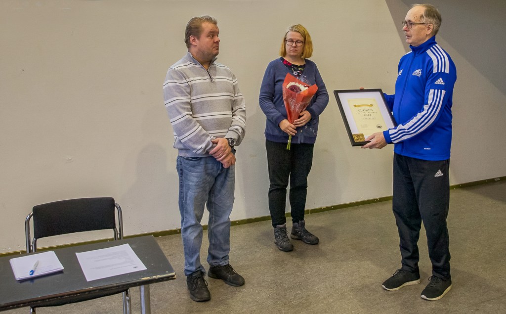 Vuoden lauritsalalainen on LAUTP ry. Arvonimen otti vastaan seuran valmentaja Jarmo Lahtinen.