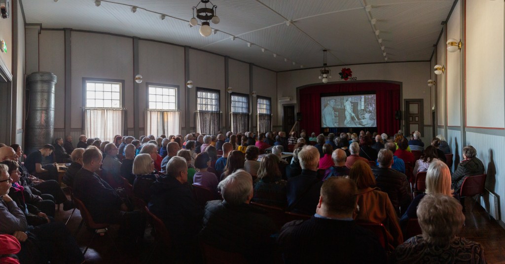 Lauritsalan työväentalon sali täynnä yleisöä.
