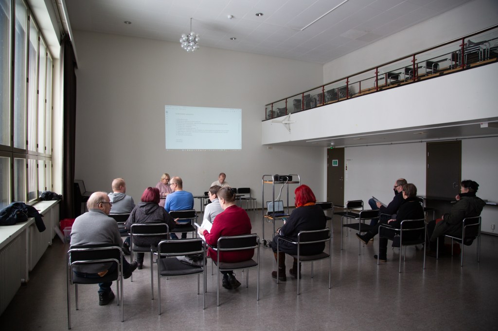 Kokousväkeä Lauritsala-talon salissa.