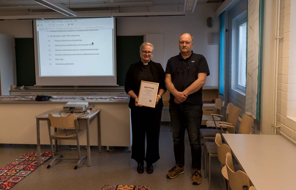 Kirkkoherra Jaana Pussinen on Vuoden lauritsalalainen 2024. Oikealla Lauritsala-seuran vara pj Pekka Lehtipuro.