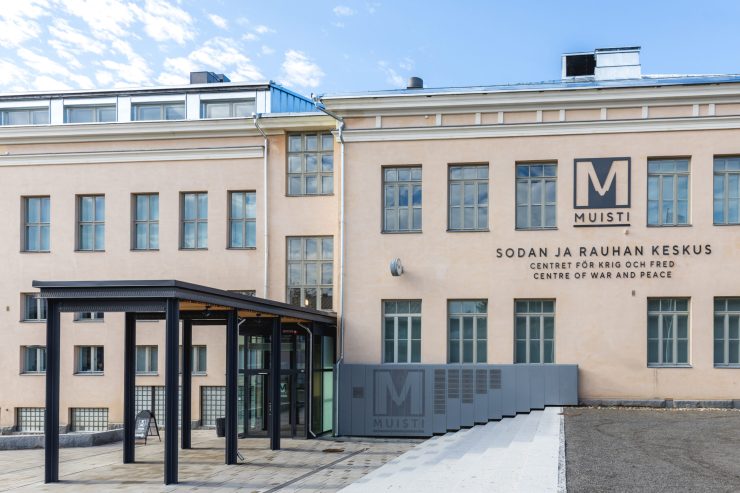 Sodan ja rauhan keskus Muistin rakennus ulkoa.