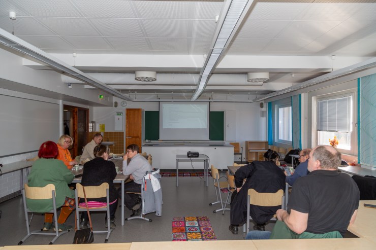 Lauritsala-seuran kevätkokous vuonna 2025  Lauritsalan kivikoululla. Huoneessa kokouksen osanaottajia.