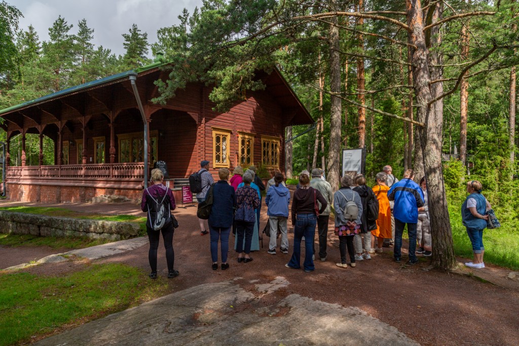 Lauritsala-seuran retkeläiset Langinkoskella.